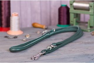 Lederleine "rundgen&auml;ht" rot / silberfarben 2 m / 10 mm