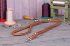 Lederleine "rundgen&auml;ht" rot / silberfarben 2 m / 10 mm